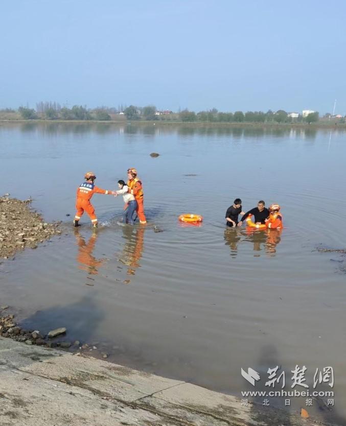 63歲退役老兵從橋上縱身一躍，成功救起落水女子-云南能投軍創(chuàng  )產(chǎn)業(yè)投資有限公司