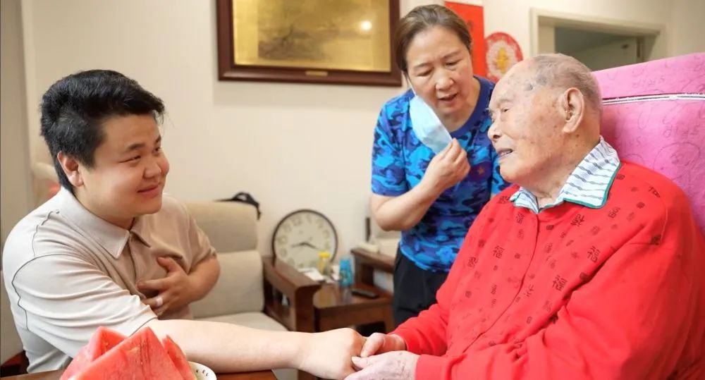 不朽的紅軍 永遠的黨魂——新華社記者探訪(fǎng)5位百歲老紅軍記事-云南能投軍創(chuàng  )產(chǎn)業(yè)投資有限公司