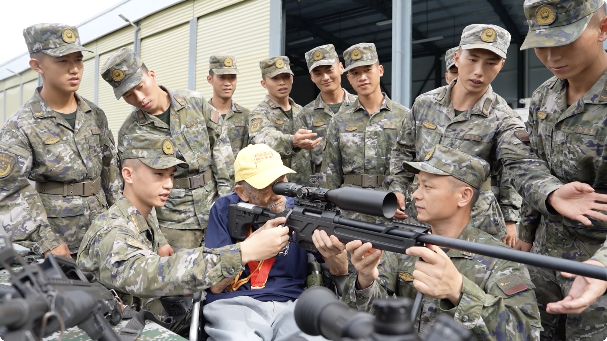 99歲抗戰老兵拿起新裝備，網(wǎng)友：這眼神！這氣勢！-云南能投軍創(chuàng  )產(chǎn)業(yè)投資有限公司