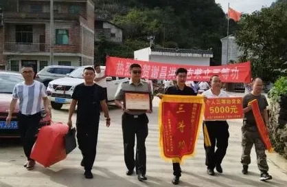 廣南縣：聯(lián)合開(kāi)展送立功喜報活動(dòng)-云南能投軍創(chuàng  )產(chǎn)業(yè)投資有限公司