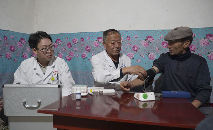 行醫邊疆愛(ài)無(wú)疆——記堅守深山牧區37載的“健康守護人”李琳-云南能投軍創(chuàng  )產(chǎn)業(yè)投資有限公司